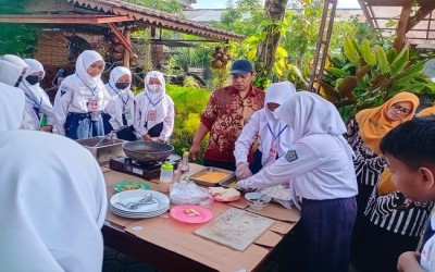 Siswa SMPN 1 Prembun Belajar Kewirausahaan